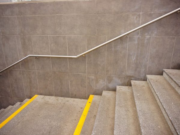 Aumente a Segurança das Escadas com a Fita Antiderrapante