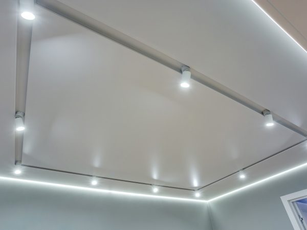 Economize energia com iluminação: Lâmpada de LED, interruptor de luz simples e Luminária de teto​