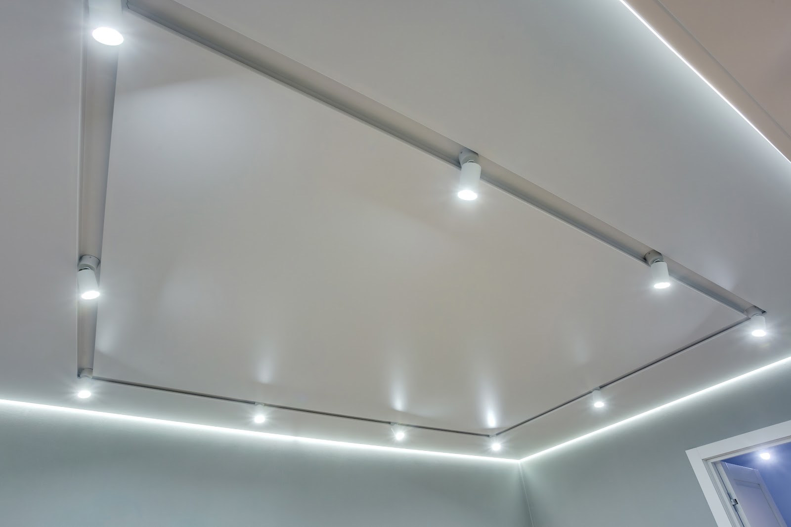 Economize energia com iluminação: Lâmpada de LED, interruptor de luz simples e Luminária de teto​
