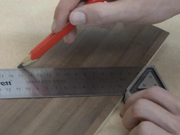 Projetos de carpintaria: Conte com Ferramenta de carpintaria e o Esquadro magnético