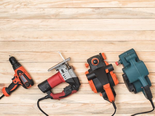 Reformas e manutenções com Ferramentas Elétricas, Fio Rígido e Eletroserra